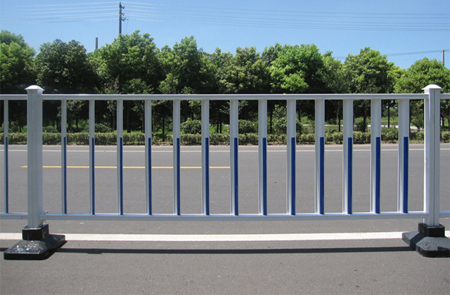 马路护栏生锈与单片栏杆拆卸 结构解析与维护制造探讨